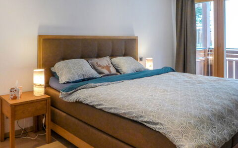 Breithorn: Mobilia, Comfort, Tavolo, Costruzione, Azzurro, Legna, Telaio Del Letto, Cuscino, Shade, Lampada