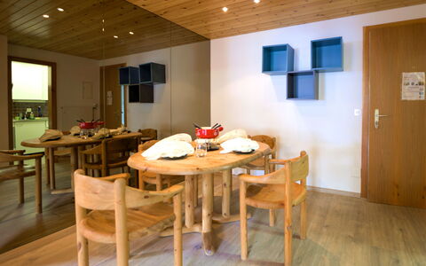 Granit: Tavolo, Mobilia, Proprietà, Sedia, Legna, Interior Design, Pavimentazione, Pavimento, Casa, Color Legno