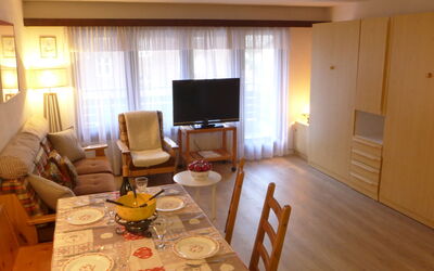 Pasadena 961.2: Mobilia, Tavolo, Legna, Comfort, Sedia, Pavimentazione, Interior Design, Pavimento, Lampada, Soggiorno