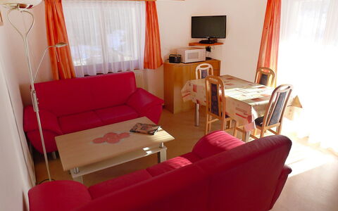Christl: Camera, Rosso, Proprietà, Mobilia, Interior Design, Arancia, Costruzione, Soggiorno, Tenda, Casa