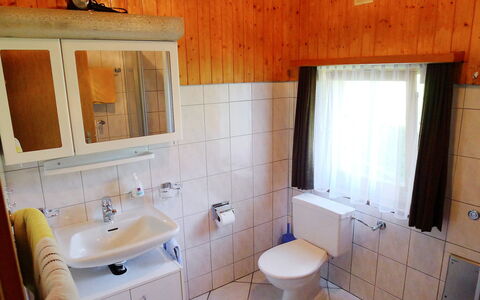 Christl: Bagno, Camera, Proprietà, Lavello, Piastrella, Pavimento, Mobiletto Del Bagno, Mobilia, Lavandino Del Bagno, Costruzione