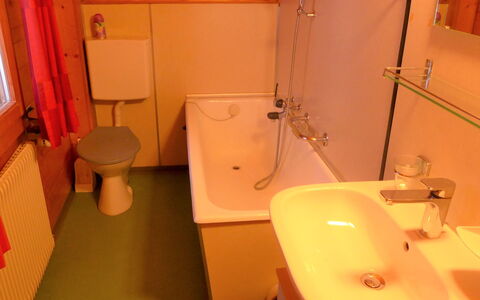 Lärchenheim: Marrone, Idraulico Fixture, Proprietà, Rubinetto, Bagno, Lavello, Lavandino Del Bagno, Viola, Interior Design, Architettura