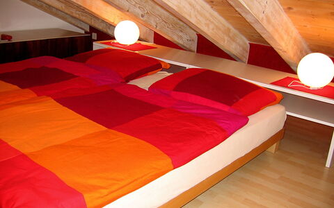 Gentiana (Utoring): Letto, Camera, Mobilia, Camera Da Letto, Attico, Rosso, Proprietà, Lenzuolo, Arancia, Interior Design