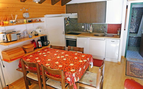 Gentiana (Utoring): Camera, Proprietà, Mobilia, Costruzione, Interior Design, Casa, Immobiliare, Tavolo, Cucina, Loft