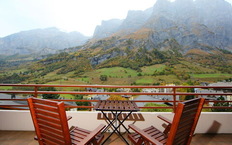 Leukerbad 900: Natura, Proprietà, Montagna, Hill Station, Geografia Montane, Paesaggio Naturale, Camera, Mobilia, Balcone, Tavolo
