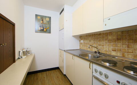 Leukerbad 900: Camera, Proprietà, Cucina, Mobilia, Pavimento, Giallo, Interior Design, Immobiliare, Controsoffitto, Costruzione