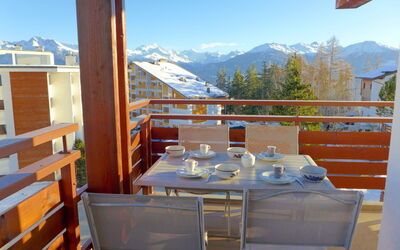 Crans-Montana 120: Cielo, Proprietà, Montagna, Mobilia, Tavolo, Luce, Costruzione, Legna, Shade, Architettura