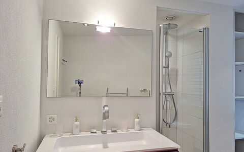 Crans-Montana 130: Idraulico Fixture, Rubinetto, Lavello, Bagno, Costruzione, Lavandino Del Bagno, Specchio, Rettangolo, Interior Design