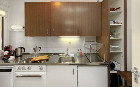 Crans-Montana 130: Elettrodomestico Da Cucina, Cucina, Controsoffitto, Cabinetry, Apparecchio Major, Lavandino Della Cucina, Mobilia, Cucina Stufa, Elettrodomestico, Stufa