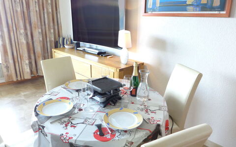 Crans-Montana 155: Camera, Proprietà, Mobilia, Interior Design, Tavolo, Sala Da Pranzo, Casa, Tovaglia, Costruzione, Sedia