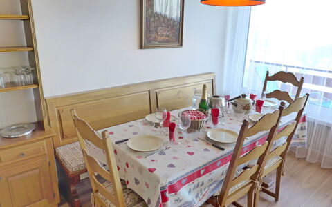 Crans-Montana 155: Camera, Mobilia, Sala Da Pranzo, Proprietà, Tavolo, Pavimento, Interior Design, Casa, Tovaglia, Costruzione