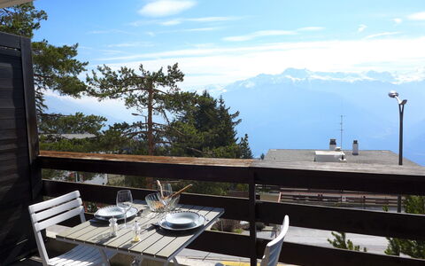 Crans-Montana 260: Cielo, Nube, Giorno, Proprietà, Costruzione, Tavolo, Montagna, Shade, Street Luce, Legna