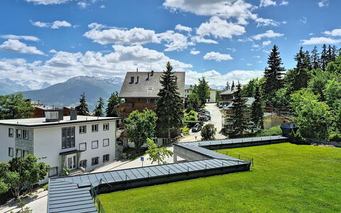 Crans-Montana 290: Zona Residenziale, Urban Design, Casa, Pendenza, Giardino, Larice, Landscaping, Prato, Estate