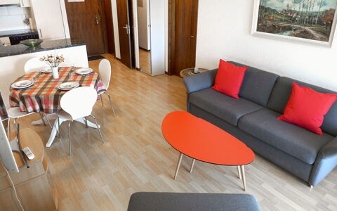 Crans-Montana 290: Tavolo, Mobilia, Comfort, Cornice, Legna, Soggiorno, Arancia, Porta, Pavimentazione, Interior Design