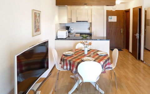 Crans-Montana 290: Mobilia, Cabinetry, Tavolo, Legna, Cucina, Comfort, Soggiorno, Pavimentazione, Sedia, Interior Design