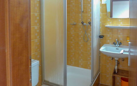 Yuca B Apt. 28: Specchio, Proprietà, Idraulico Fixture, Lavello, Rubinetto, Bagno, Doccia Porta, Illuminazione, Interior Design