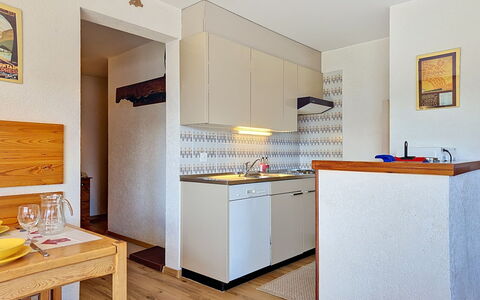 Yuca B Apt. 28: Parete, Pavimentazione, Legna, Interior Design, Mobilia, Pavimento, Cucina, Controsoffitto, Cabinetry, Apparecchio Major