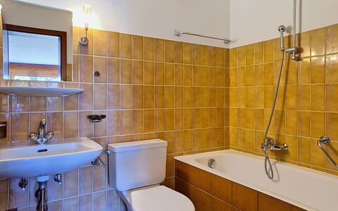 Yuca B Apt. 28: Bagno, Idraulico Fixture, Parete, Lavandino Del Bagno, Pavimentazione, Lavello, Interior Design, Pavimento, Rubinetto, Gabinetto