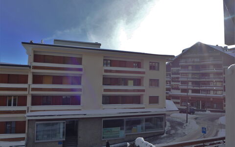 Crans-Montana 320: Cielo, Costruzione, Giorno, Proprietà, Nube, Finestra, Urban Design, Quartiere, Parete, Zona Residenziale