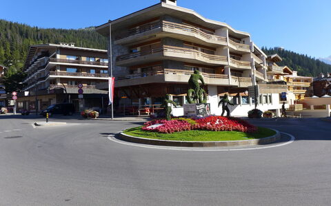 Crans-Montana 320: Costruzione, Cielo, Pianta, Urban Design, Albero, Finestra, Condominio, Zona Residenziale, Paesaggio, Città