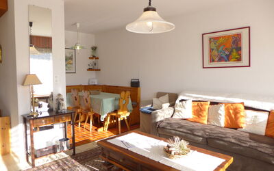 Rond-Point 27 320.4: Tavolo, Mobilia, Proprietà, Divano, Legna, Cornice, Soggiorno, Interior Design, Illuminazione, Arancia
