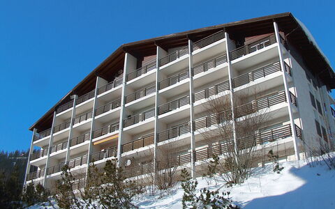 Crans-Montana 388: Cielo, Costruzione, Pendenza, Casa, Albero, Finestra, Pianta, Neve, Urban Design, Edificio Commerciale