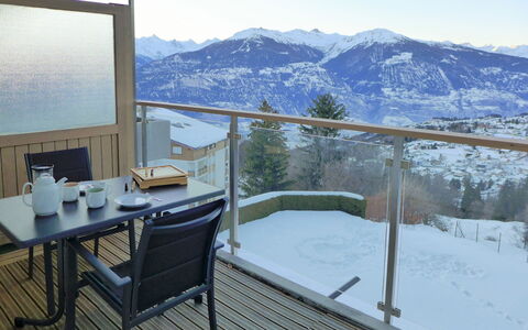 Crans-Montana 395: Cielo, Tavolo, Mobilia, Proprietà, Costruzione, Montagna, Neve, Sedia, Architettura, Shade