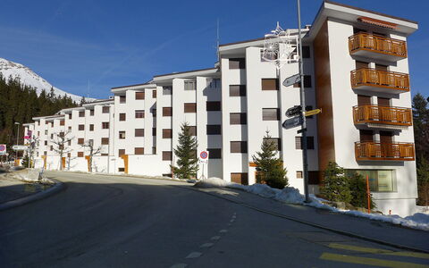 Crans-Montana 450: Cielo, Pianta, Proprietà, Costruzione, Finestra, Albero, Architettura, Urban Design, Quartiere, Zona Residenziale