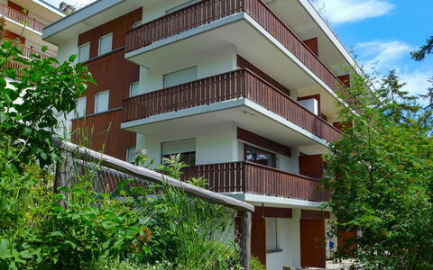 Crans-Montana 560: Pianta, Costruzione, Proprietà, Cielo, Nube, Verde, Finestra, Lotto, Urban Design, Albero