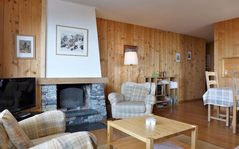 Crans-Montana 560: Tavolo, Mobilia, Proprietà, Divano, Cornice, Comfort, Legna, Interior Design, Soggiorno, Pavimento