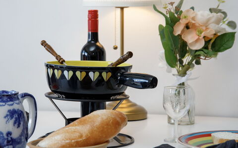 Les Orzières 417: Tavola, Serveware, Cibo, Dishware, Bottiglia Di Vino, Vino, Cibo Da Mangiare Con Le Mani, Bottiglia