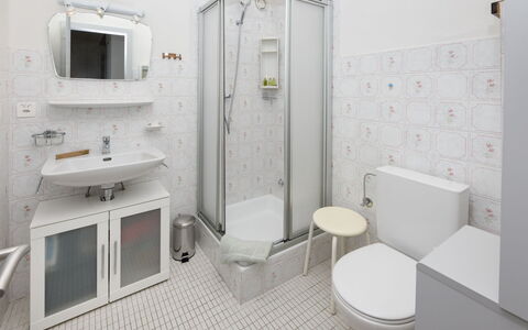 Les Orzières 417: Interior Design, Pavimentazione, Pavimento, Idraulico Fixture, Bagno, Lavello, Lavandino Del Bagno, Camera, Gabinetto, Soffitto