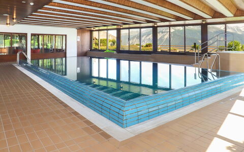 Crans-Montana 760: Proprietà, Legna, Piscina, Shade, Rettangolo, Architettura, Interior Design, Pavimento, Acqua, Pavimentazione