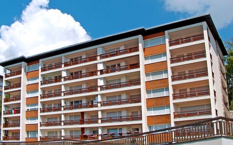 Crans-Montana 780: Nube, Cielo, Costruzione, Giorno, Finestra, Palazzone, Urban Design, Condominio, Albero, Zona Residenziale
