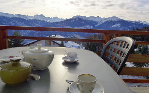 Grand Large a 18: Cielo, Tavola, Nube, Tavolo, Montagna, Bicchieri, Dishware, Mobilia, Bianca, Blu