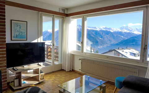 Crans-Montana 780: Mobilia, Camera, Appartamento, Catena Montuosa, Soffitto, Sedia, Alpi, Soggiorno, Cresta, Illuminazione Diurna