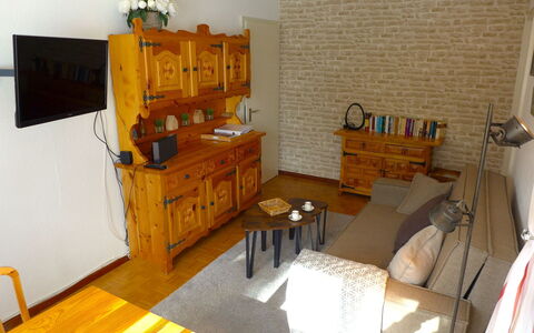 Résidence du Golf a 07: Mobilia, Cabinetry, Costruzione, Legna, Interior Design, Tavolo, Pavimento, Cassetto, Comfort, Soggiorno