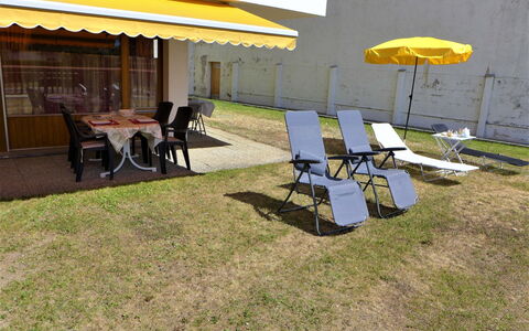 Valdor a 42 Sud: Acqua, Giorno, Cielo, Costruzione, Azzurro, Piscina, Tempo Libero, Rettangolo, Materiale Composito, Urban Design