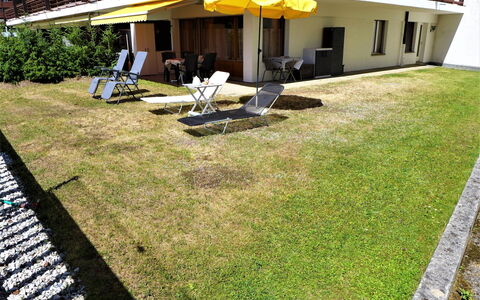 Valdor a 42 Sud: Acqua, Giorno, Cielo, Costruzione, Azzurro, Piscina, Tempo Libero, Rettangolo, Materiale Composito, Urban Design