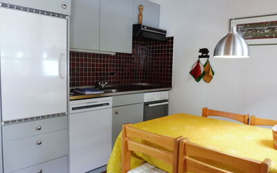 Aragon T100 300.33: Camera, Mobilia, Proprietà, Giallo, Interior Design, Pavimento, Costruzione, Casa, Cucina, Cabinetry