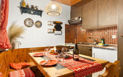 Aragon B48 300.9: Proprietà, Mobilia, Cabinetry, Tavolo, Legna, Arancia, Interior Design, Pavimento, Pavimentazione, Soggiorno