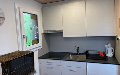 Margrith: Cabinetry, Proprietà, Controsoffitto, Cassetto, Cucina, Interior Design, Illuminazione, Cucina Stufa, Pavimentazione, Cassettiera