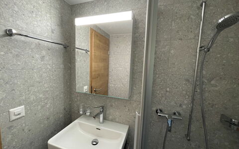 Margrith: Rubinetto, Idraulico Fixture, Lavello, Proprietà, Specchio, Lavandino Del Bagno, Bagno, Costruzione, Soffione Doccia