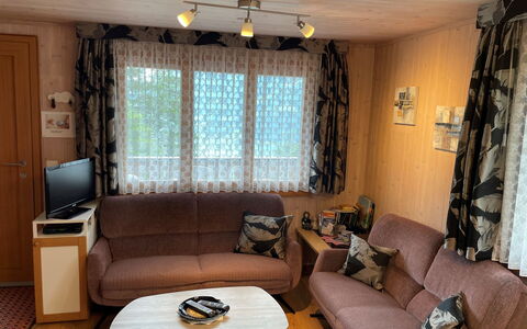 Margrith: Divano, Mobilia, Proprietà, Finestra, Tavolo, Soggiorno, Legna, Tenda, Interior Design, Architettura
