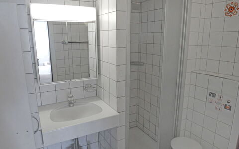 Weggis 7: Bagno, Proprietà, Piastrella, Camera, Architettura, Idraulico Fixture, Bagno Accessorio, Casa, Interior Design, Pavimento