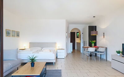 Residenza Miralago Apt. A6 100.20: Mobilia, Interior Design, Pavimentazione, Pavimento, Divano, Soffitto, Tavolo, Illuminazione, Soggiorno