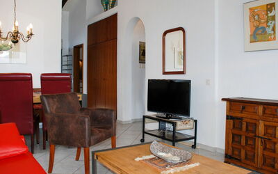 Residenza Miralago Apt. B19 100.17: Tavolo, Mobilia, Proprietà, Cornice, Legna, Comfort, Interior Design, Illuminazione, Soggiorno, Architettura
