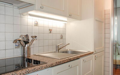 Lido App. 46 2.1: Rubinetto, Cabinetry, Lavandino Della Cucina, Controsoffitto, Lavello, Idraulico Fixture, Costruzione, Cucina, Legna, Interior Design