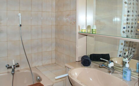 Tazzino: Idraulico Fixture, Vasca Da Bagno, Rubinetto, Soffione Doccia, Specchio, Bagno, Doccia, Lavello, Interior Design