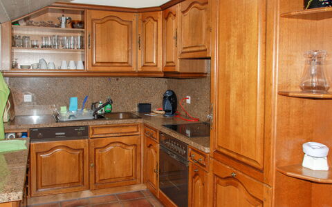 Tazzino: Marrone, Cabinetry, Proprietà, Controsoffitto, Mobilia, Cassetto, Cucina, Lavandino Della Cucina, Legna, Lavello